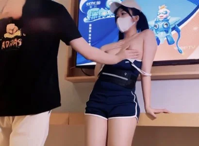 Người đẹp bán TV và anh khách may mắn