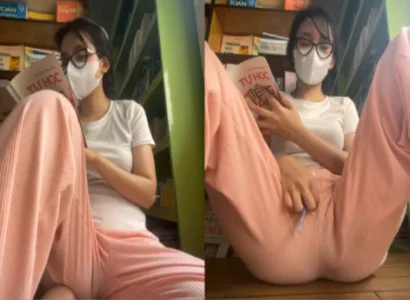 Người đẹp vừa đọc sách vừa nhét sextoy vào lồn rên khe khẽ