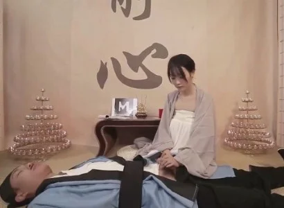 Nữ tu xinh cùng vị đạo sĩ bị thương