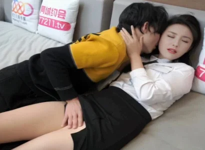 Cô thư ký trẻ bí mật nằm với sếp vì tiền
