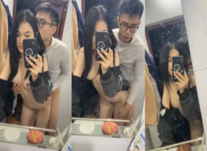 Hai bạn trẻ quan hệ nhau trước gương