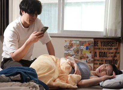 Gã này bị cuốn hút bởi cảnh người yêu ngoại tình